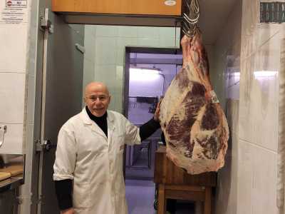 Anche Pino si lamenta dei supermercati, ponendo l�attenzione sulla pi� bassa qualit� della carne venduta. �Oggi purtroppo si preferisce spendere di meno piuttosto che mangiare roba buona�, dice mentre ci mostra soddisfatto una grande coscia di bovino  